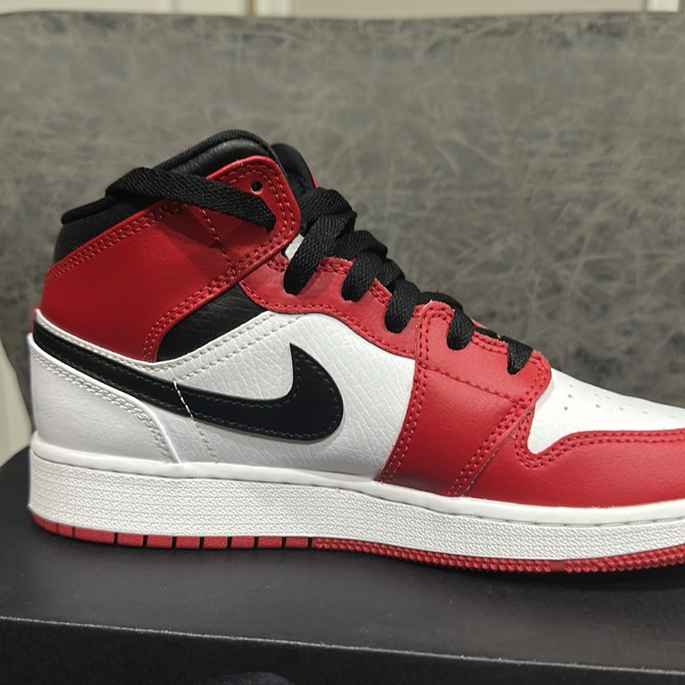 Air Jordan 1 Mid Chicago Red GS Size 5 - Picture 5 of 10